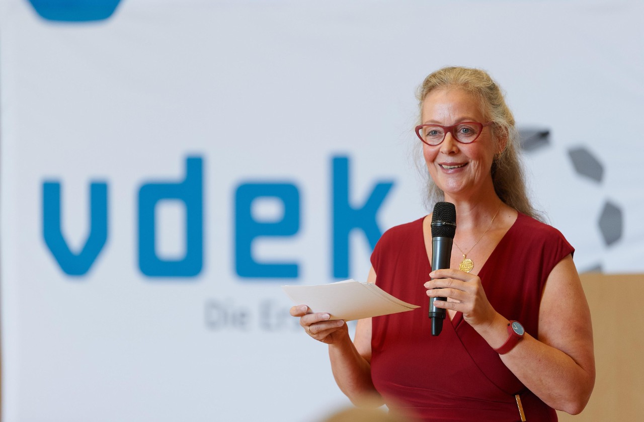 Frau im Kleid am Mikrofon Frau im Kleid am Mikrofon