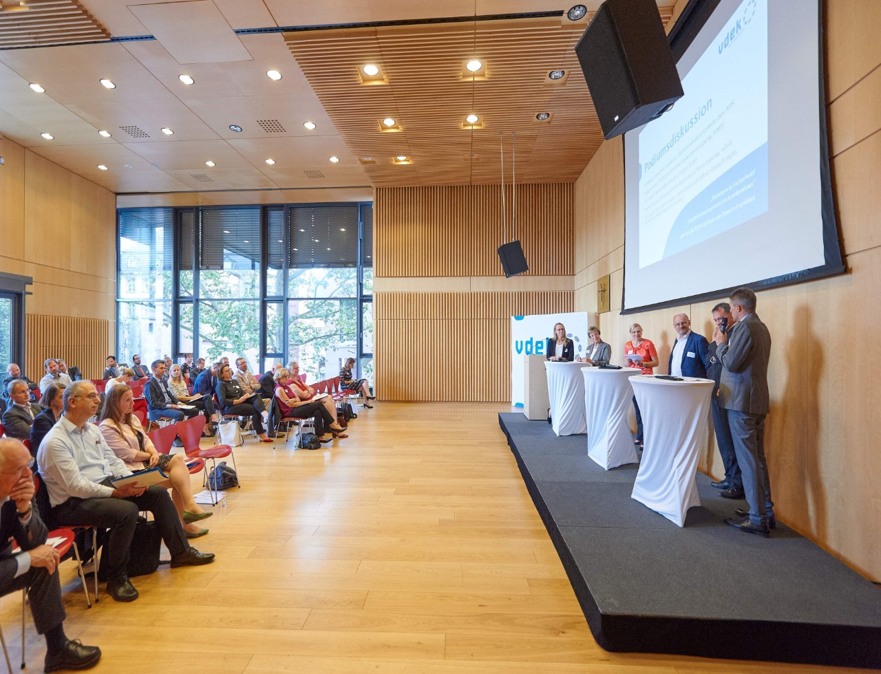 Podiumsdiskussion vor Publikum