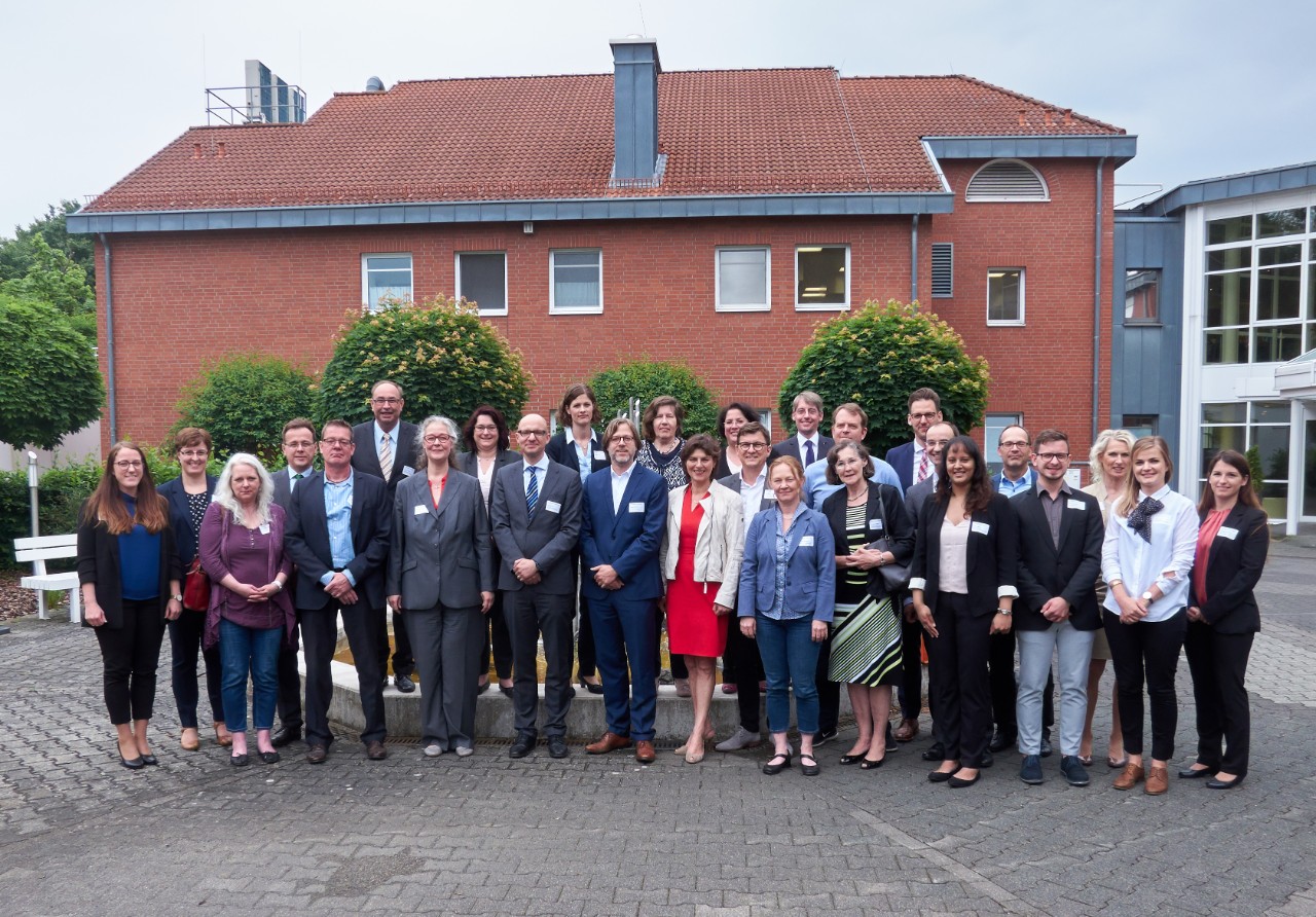 3. Dialogforum &quot;Pr&auml;vention&quot; in Hessen - Gruppenbild mit allen Teilnehmer/innen