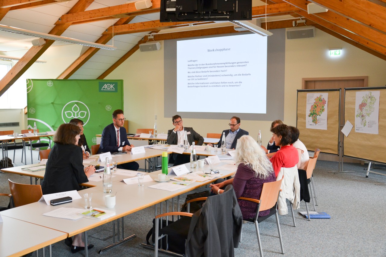 3. Dialogforum &quot;Pr&auml;vention&quot; in Hessen - Mehrere Teilnehmer/innen diskutieren