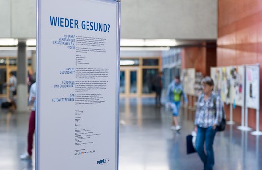 Informationsschild zur vdek-Fotoausstellung &quot;Wieder Gesund?&quot;
