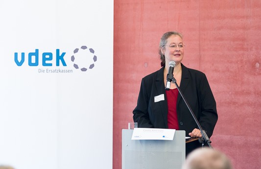 Claudia Ackermann, Leiterin der Landesvertretung Hessen, steht am Rednerpult und spricht