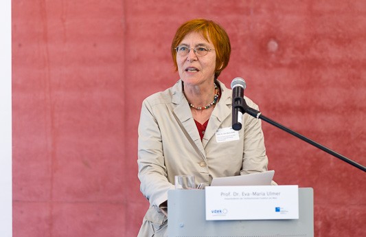 Prof. Dr. Eva-Maria Ulmer steht am Rednerpult und spricht