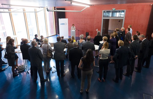 Blick auf das ums Podium stehende Publikum
