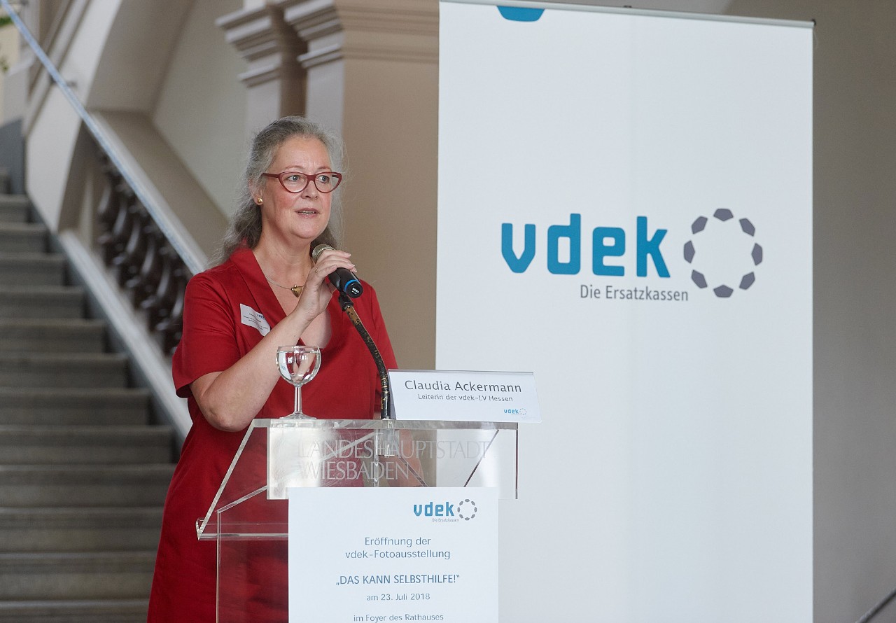 Er&ouml;ffnung der vdek-Fotoausstellung durch Claudia Ackermann, Leiterin der Landesvertretung Hessen
