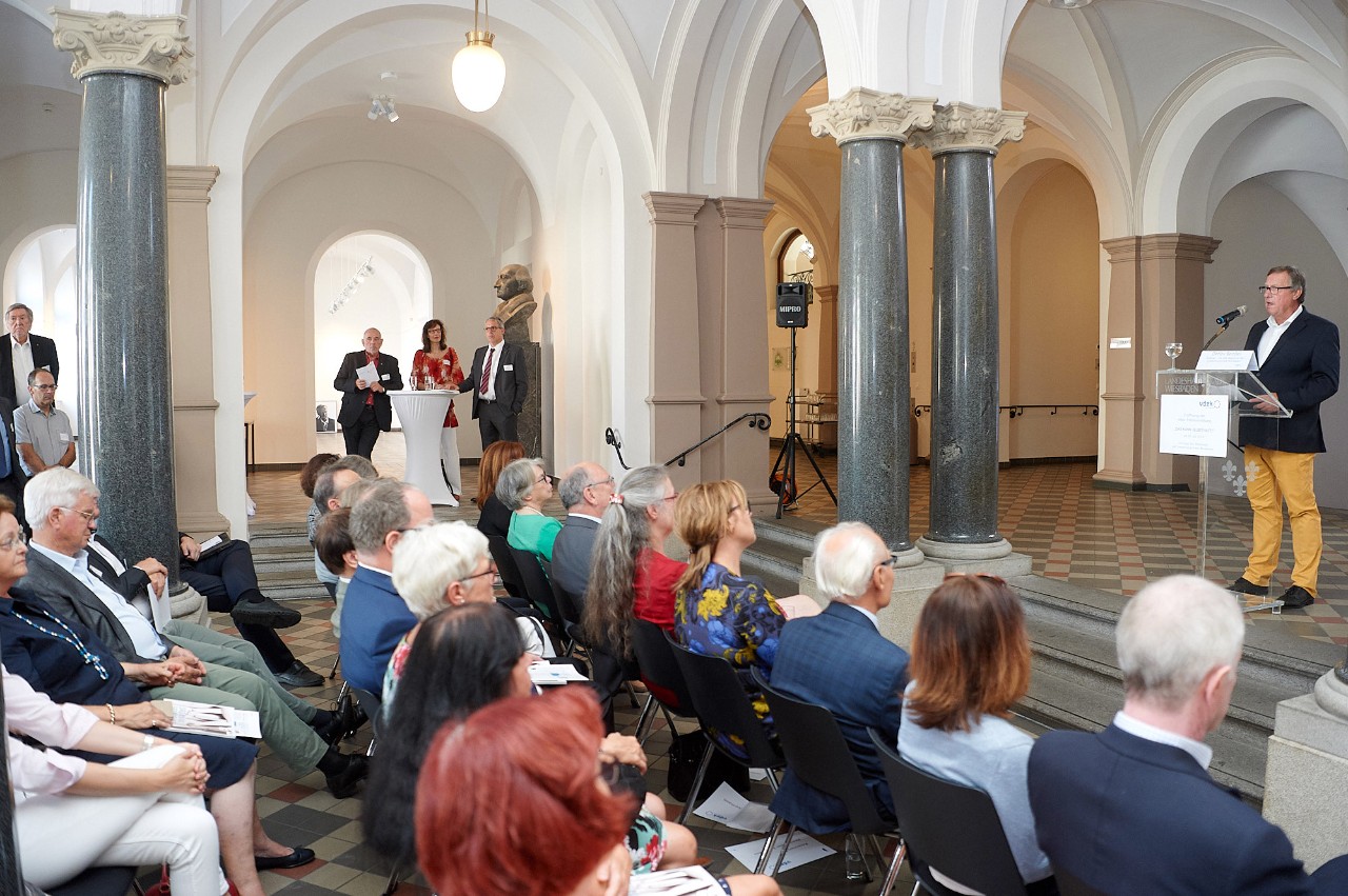 Stadtrat Detlev Bendel beim Gru&szlig;wort mit Blick auf die Besucher