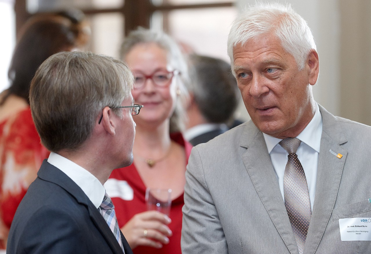 Claudia Ackermann, vdek, Dr. Eckhard Starke, KV Hessen und Dr. Axel Kortevo&szlig;, vdek, im Gespr&auml;ch