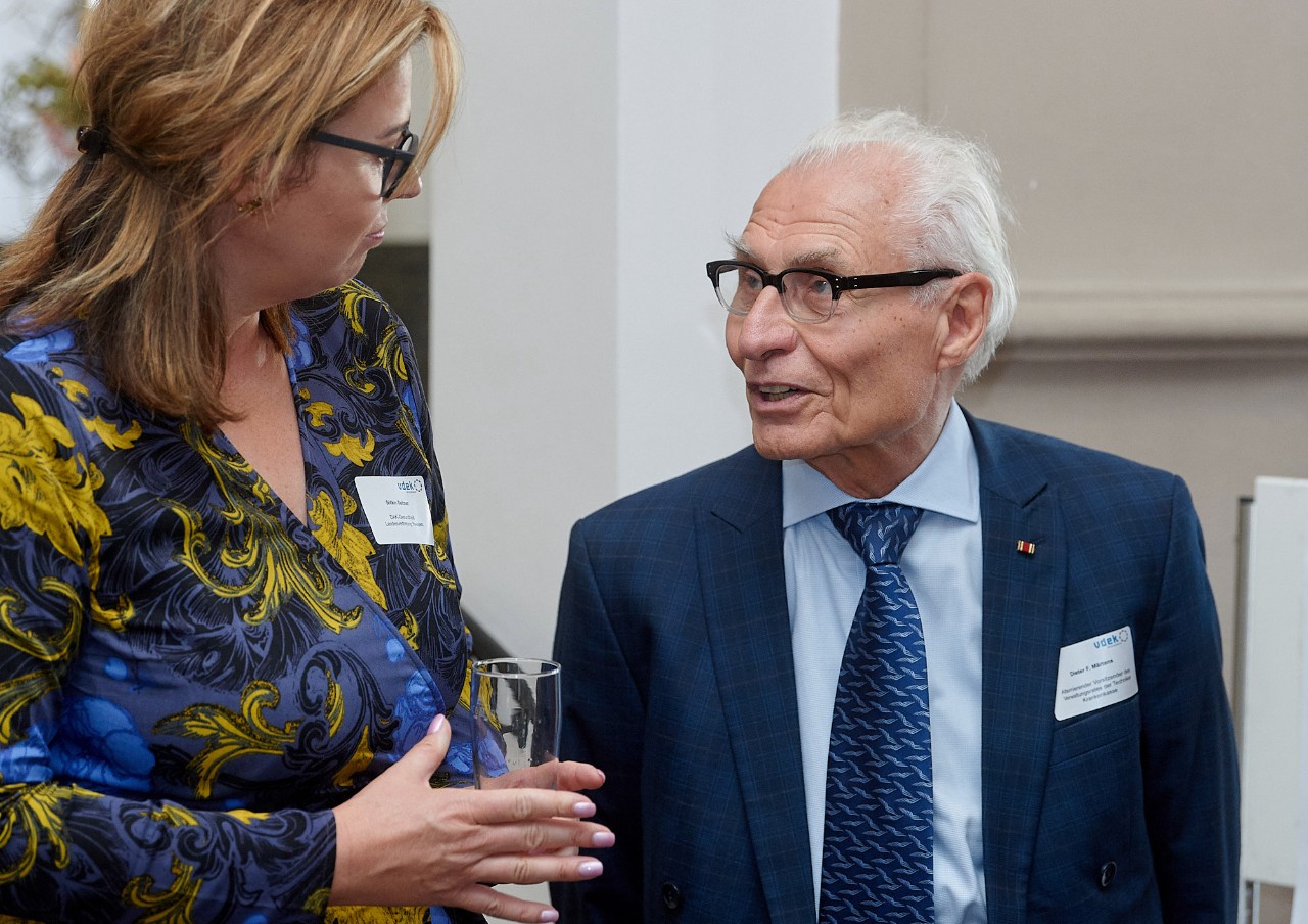 S&ouml;tkin Geitner, Landesausschuss-Vorsitzende im Gespr&auml;ch mit Dieter F. M&auml;rtens, alternierender Verwaltungsratsvorsitzender der TK