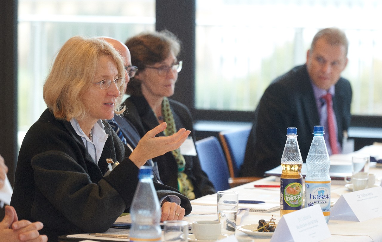 Frau Dr. Maulbecker-Armstrong bei einer Wortmeldung