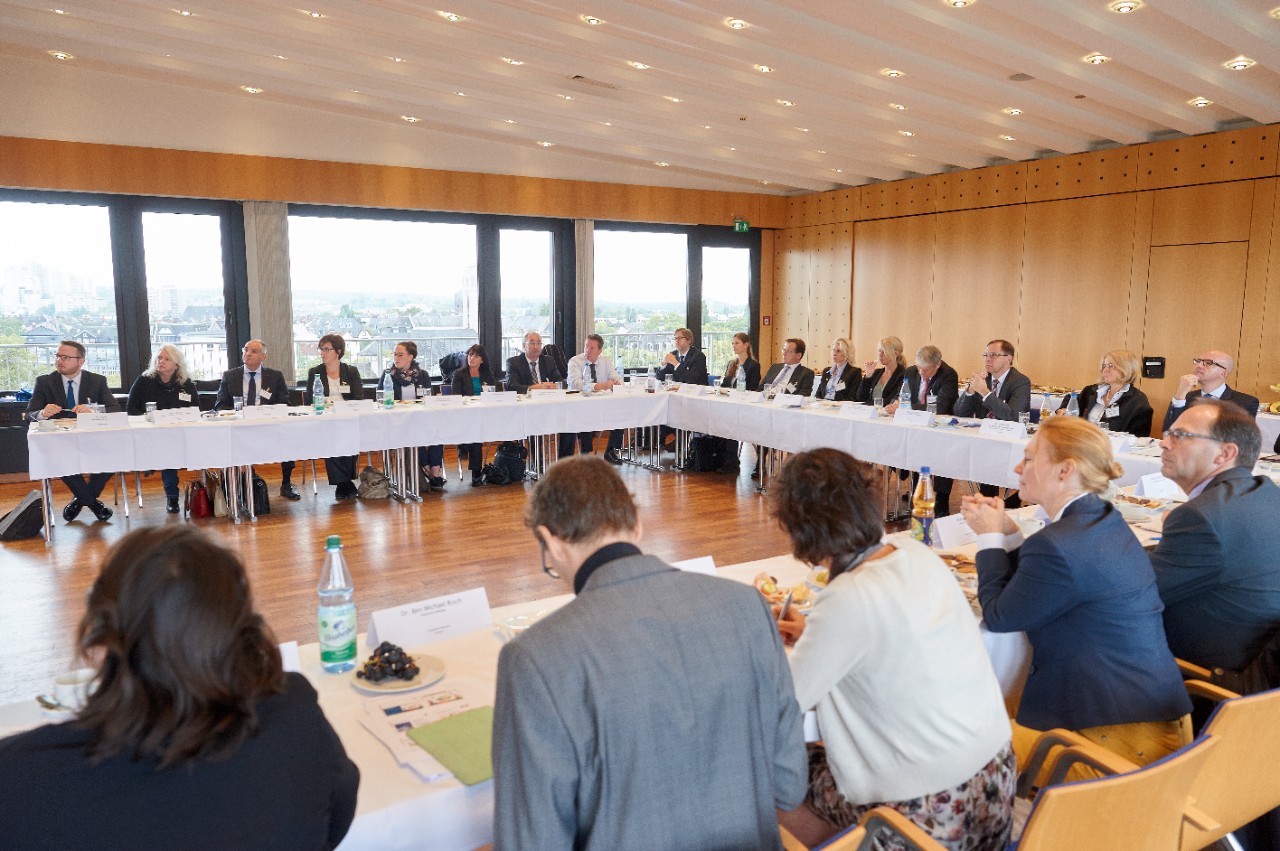 Alle Teilnehmer an gro&szlig;em Besprechungstisch
