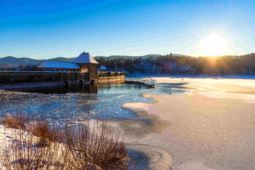 Sonnenuntergang mit mystischer Atmosphäre am winterlich verschneiten Edersee in Hessen