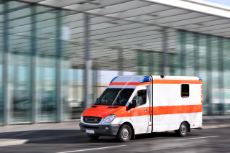 Krankenwagen fahrend in der Stadt