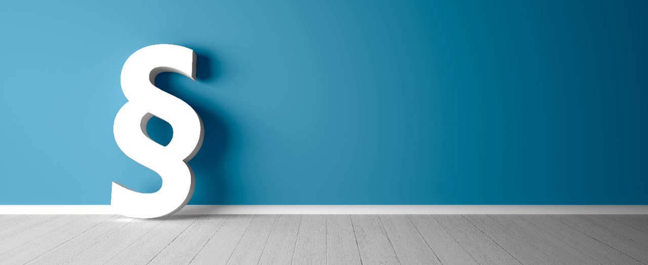 Paragraphsymbol vor blauer Wand