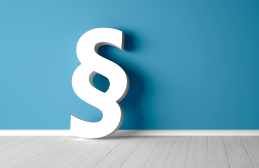 Paragraphsymbol vor blauer Wand_Rocco-HermanniStockgetty