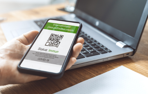 digital health certificate on a smartphone - immunity proven by vaccination, recovery or negative covid-19 coronavirus test. Digitaler Impfpass