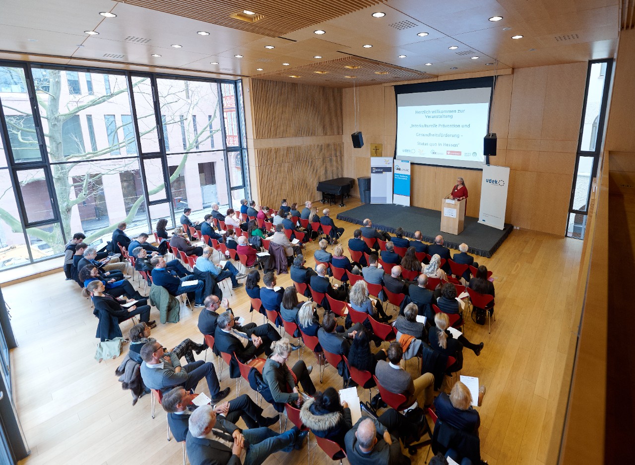 Blick von der Empore auf die Besucher der Veranstaltung
