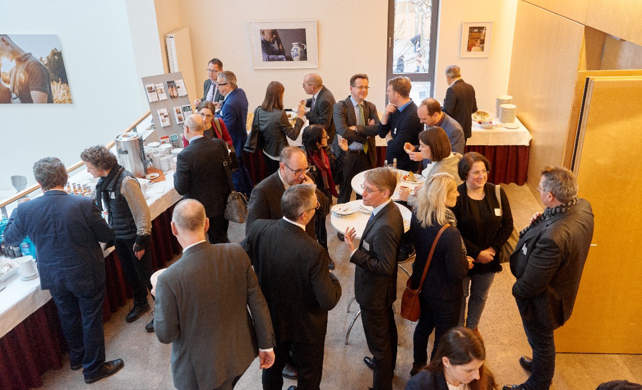 Gäste der Veranstaltung unterhalten sich beim get together