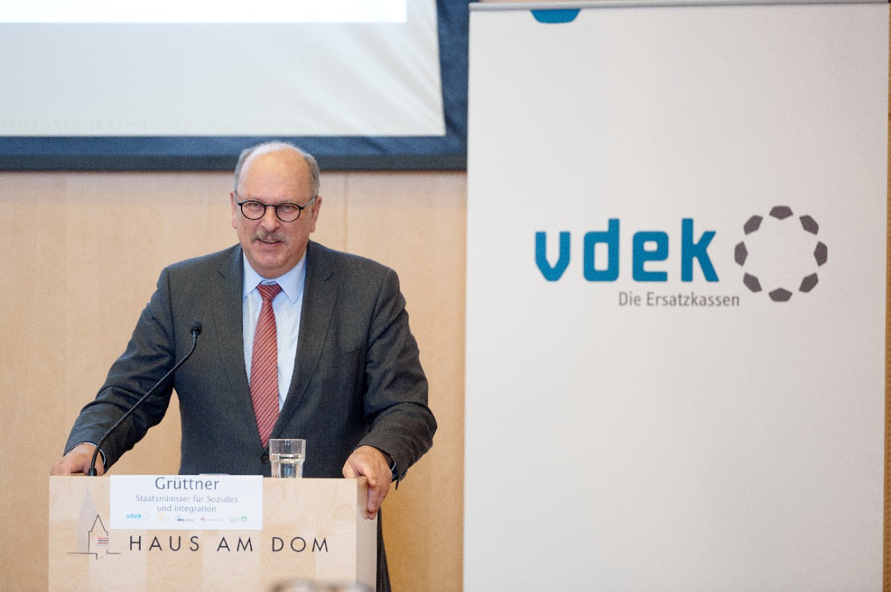 Staatsminister Stefan Grüttner, HMSI, beim Grußwort