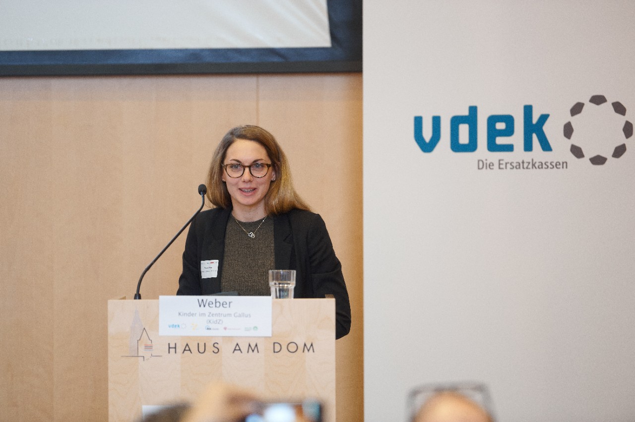 Theresa Weber, Kinder im Zentrum Gallus, beim Vortrag am Rednerpult - 8175