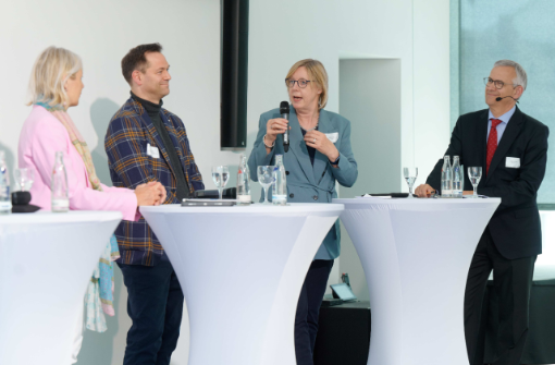 Podium mit 4 Personen