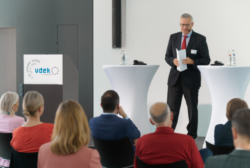 Podium mit Moderator Stefan Schröder