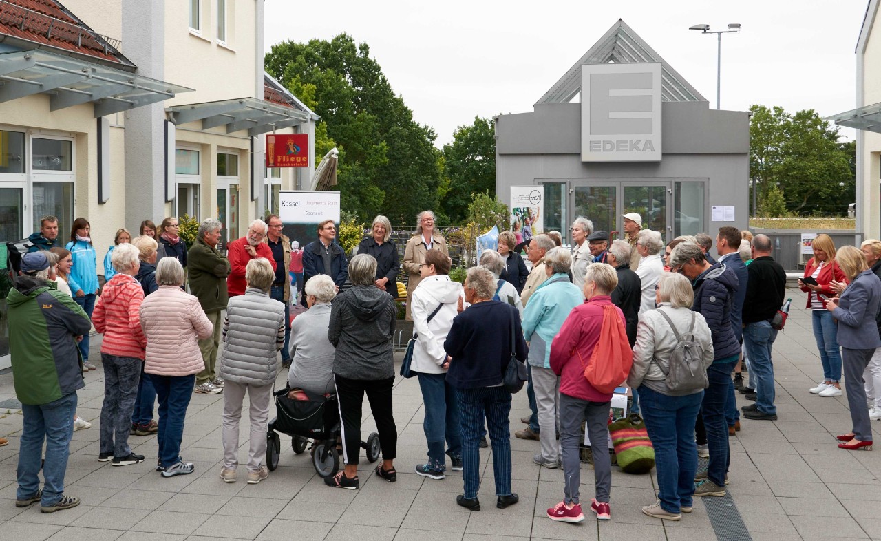 viele Menschen stehen auf einem öffentlichen Platz viele Menschen stehen auf einem öffentlichen Platz