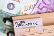 Ein Ordner, Euro Geldscheine und die Pflegeversicherung