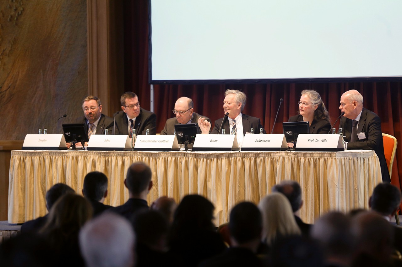 Blick auf das Podium mit den Kongressteilnehmern