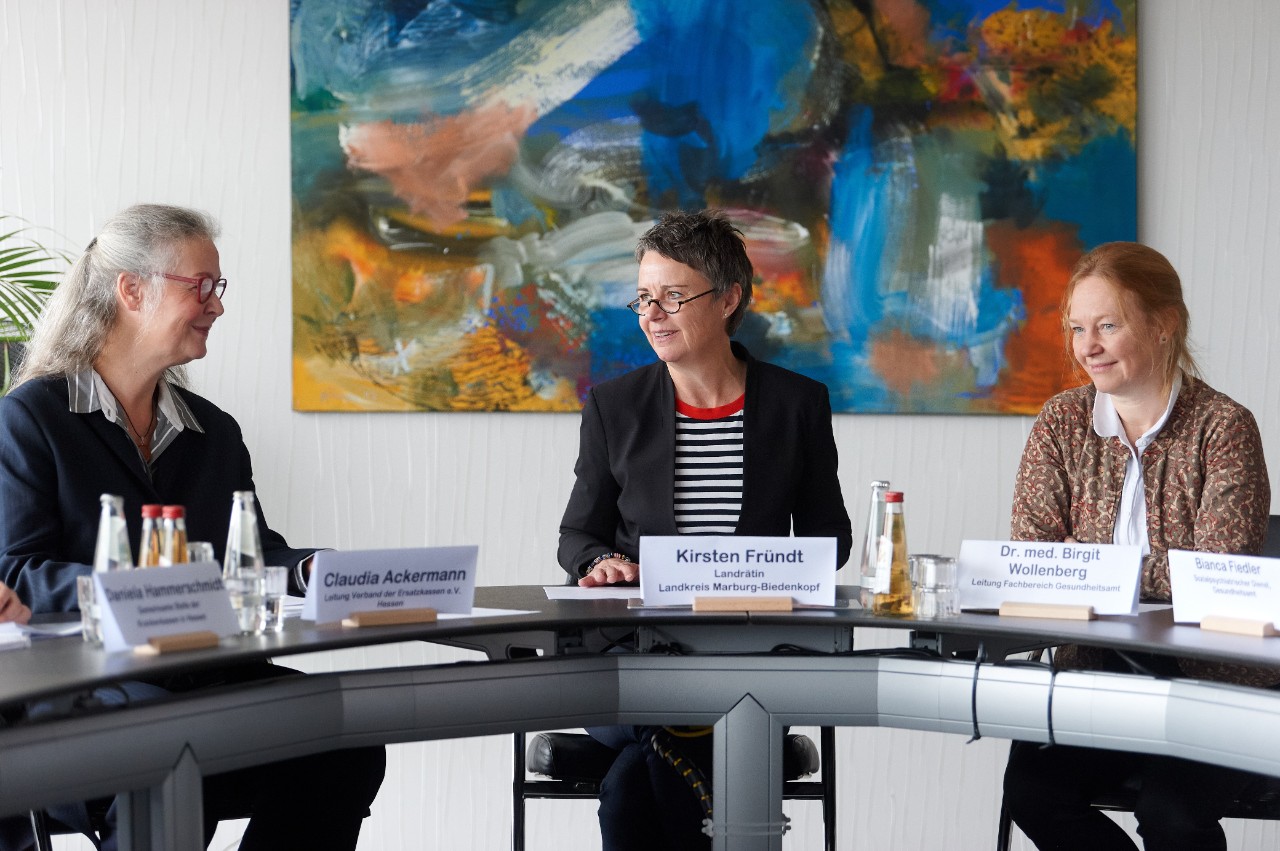 v.l.n.r.: Claudia Ackermann im Gespr&auml;ch mit Kirsten Fr&uuml;ndt und Dr. med. Birgit Wollenberg