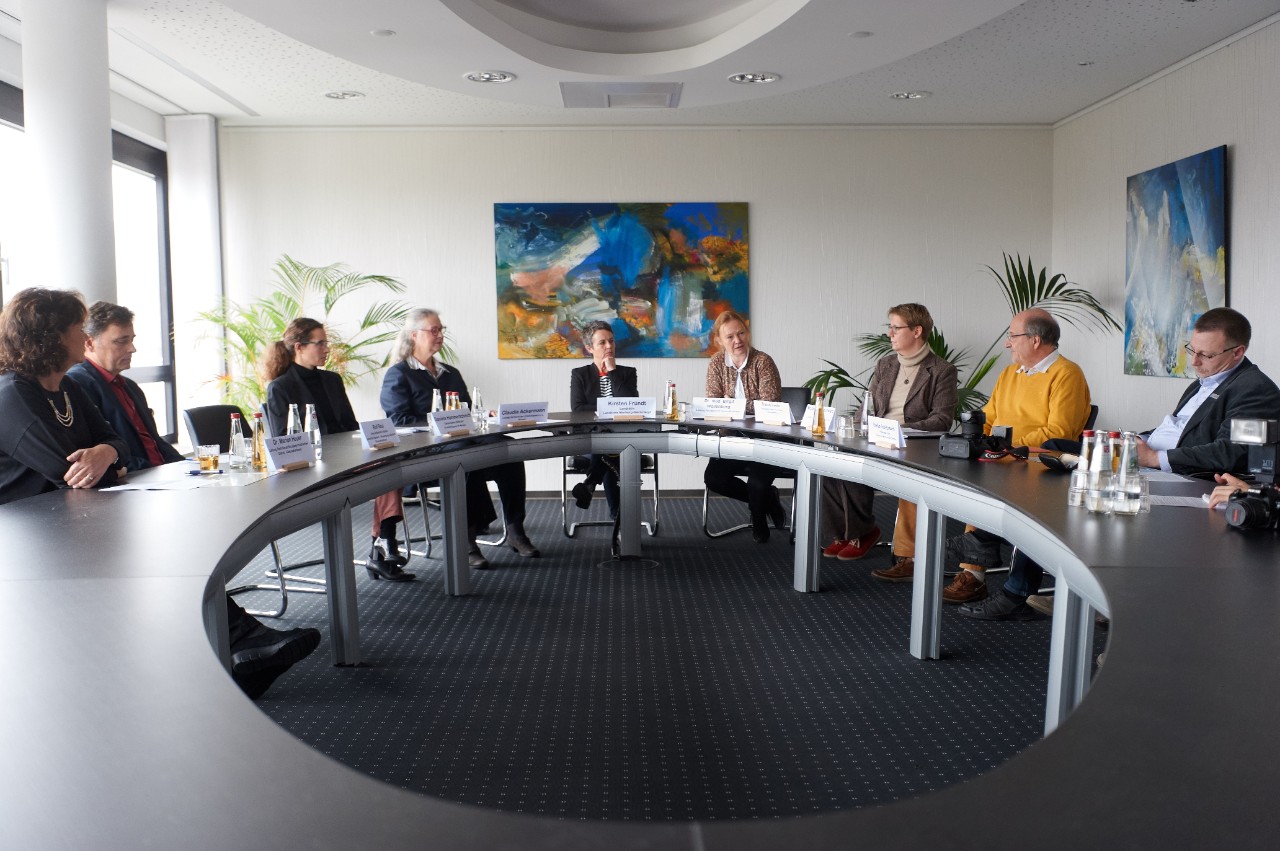 Teilnehmer des Pressegespr&auml;chs zu &quot;Seele in Bewegung&quot; am runden Tisch