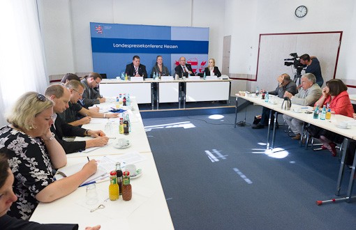 Blick in den Konferenzraum der Pressekonferenz