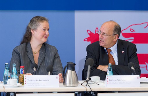 vdek-Leiterin Claudia Ackermann und Sozialminister Stefan Gr&uuml;ttner am Podium