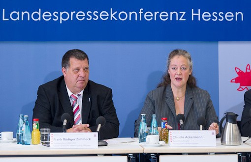 Frank R&uuml;diger Zimmeck und Claudia Ackermann sitzen am Podium, Frau Ackermann spricht