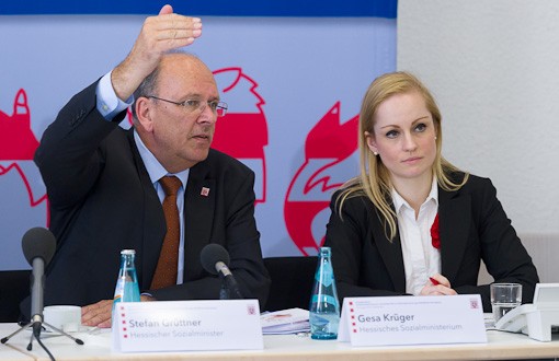 Sozialminister Stefan Gr&uuml;ttner und Gesa Kr&uuml;ger, Pressesprecherin des Sozialministeriums, am Podium. Herr Gr&uuml;ttner spricht und gestikuliert