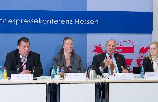 Frank R&uuml;diger Zimmeck, Claudia Ackermann, Stefan Gr&uuml;ttner und Gesa Kr&uuml;ger sitzen am Podium. Herr Gr&uuml;ttner spricht und gestikuliert.