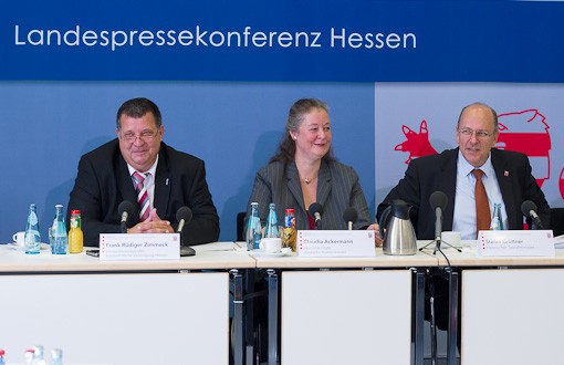 Frank R&uuml;diger Zimmeck, Claudia Ackermann und Stefan Gr&uuml;ttner sitzen am Podium