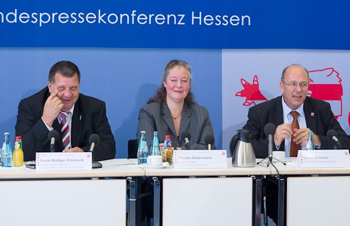 Frank R&uuml;diger Zimmeck, Claudia Ackermann und Stefan Gr&uuml;ttner sitzen am Podium