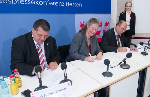Frank R&uuml;diger Zimmeck, Claudia Ackermann und Stefan Gr&uuml;ttner unterzeichnen den Hessischen Pakt