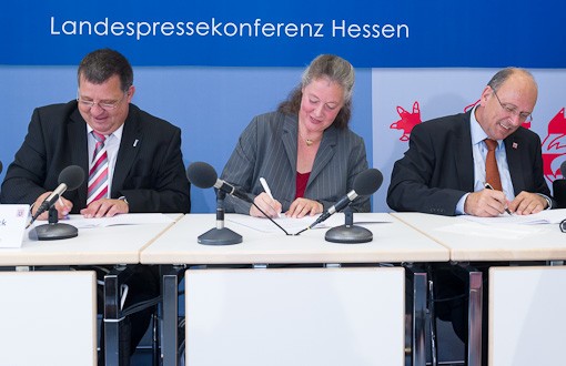 Frank R&uuml;diger Zimmeck, Claudia Ackermann und Stefan Gr&uuml;ttner unterzeichnen Hessischen Pakt
