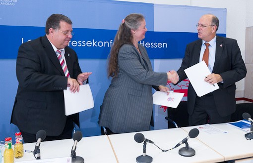 Frank R&uuml;diger Zimmeck, Claudia Ackermann und Stefan Gr&uuml;ttner begr&uuml;&szlig;en sich am Podium