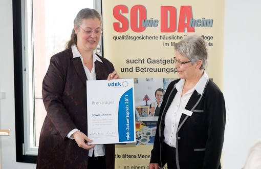 Claudia Ackermann &uuml;berreicht eine Urkunde des vdek-Zukunftspreises