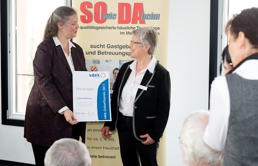 Claudia Ackermann &uuml;berreicht eine Urkunde des vdek-Zukunftspreises