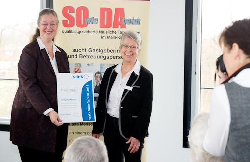 Claudia Ackermann überreicht eine Urkunde des vdek-Zukunftspreises