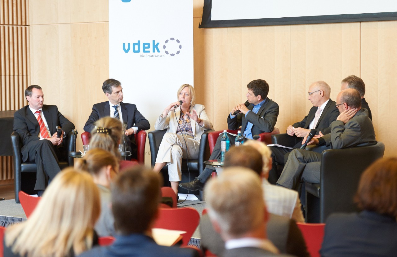 Podiumsdiskussion zwischen Jörg Gruno, Dr. Karsten Neumann, Ulrike Elsner, Moderator Philipp Engel, Dieter Bartsch, Dr. Jörg van Essen, Dr. Björn Misselwitz