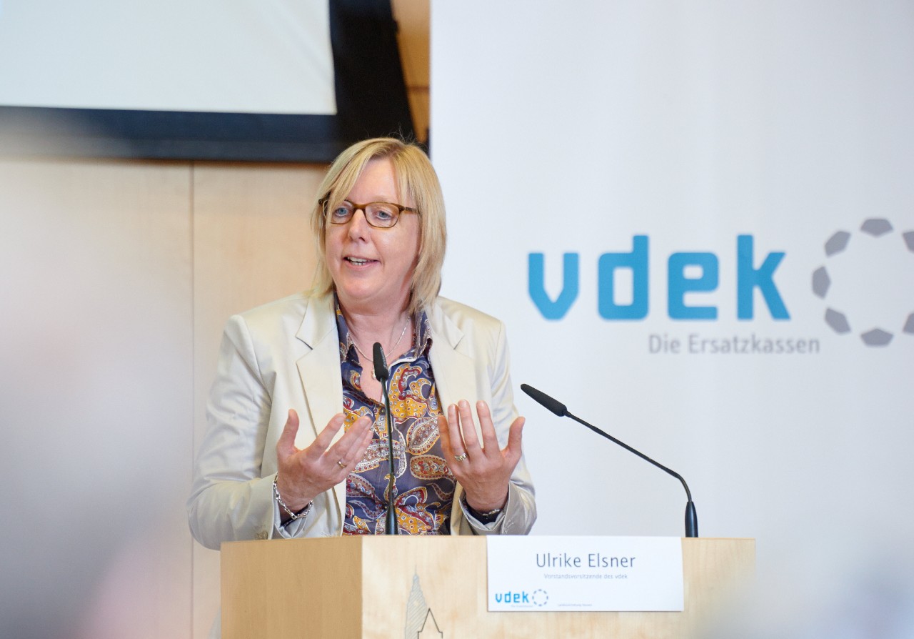 Die vdek-Vorstandsvorsitzende Ulrike Elsner steht am Rednerpult und spricht