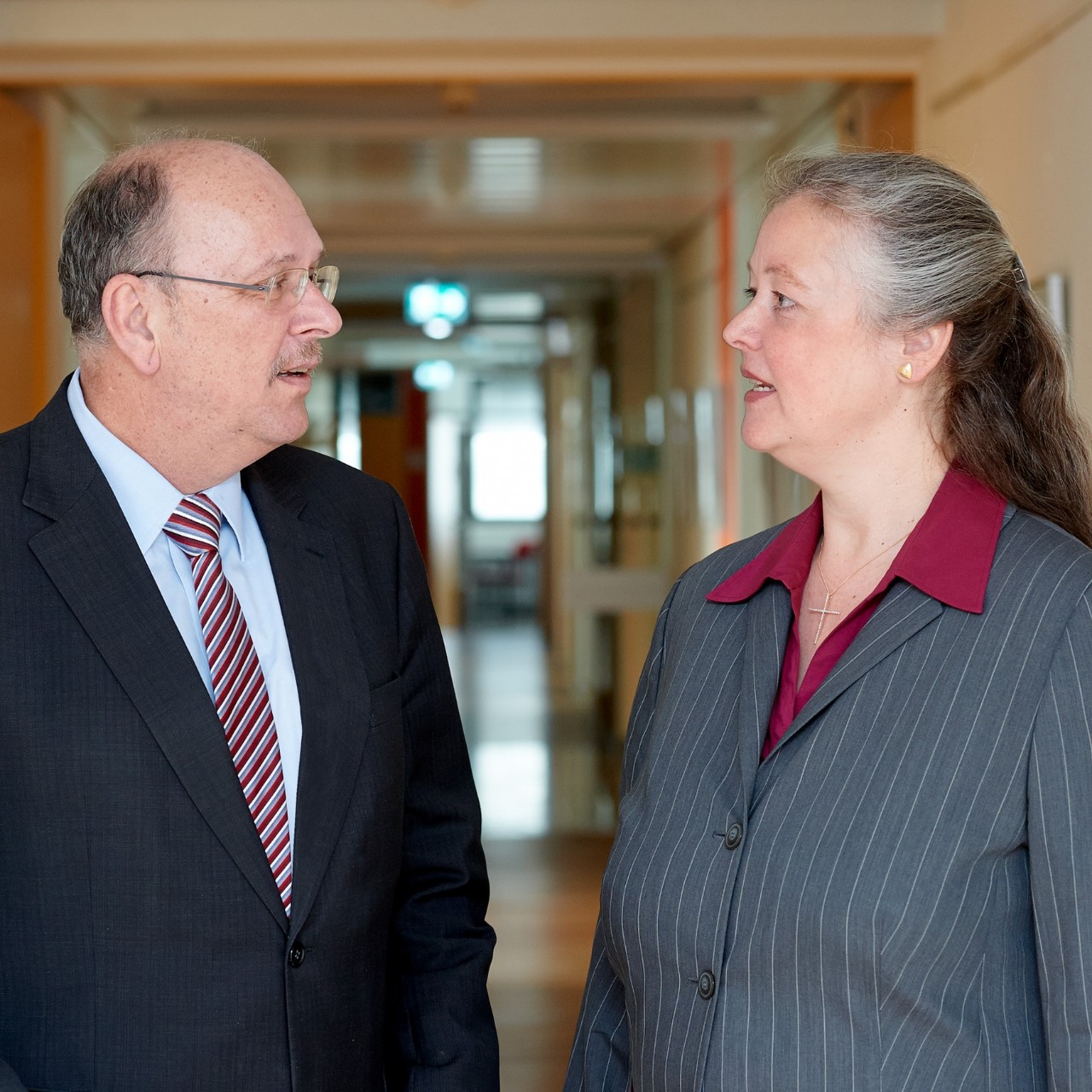 Staatsminister Grüttner im Gespräch mit Claudia Ackermann