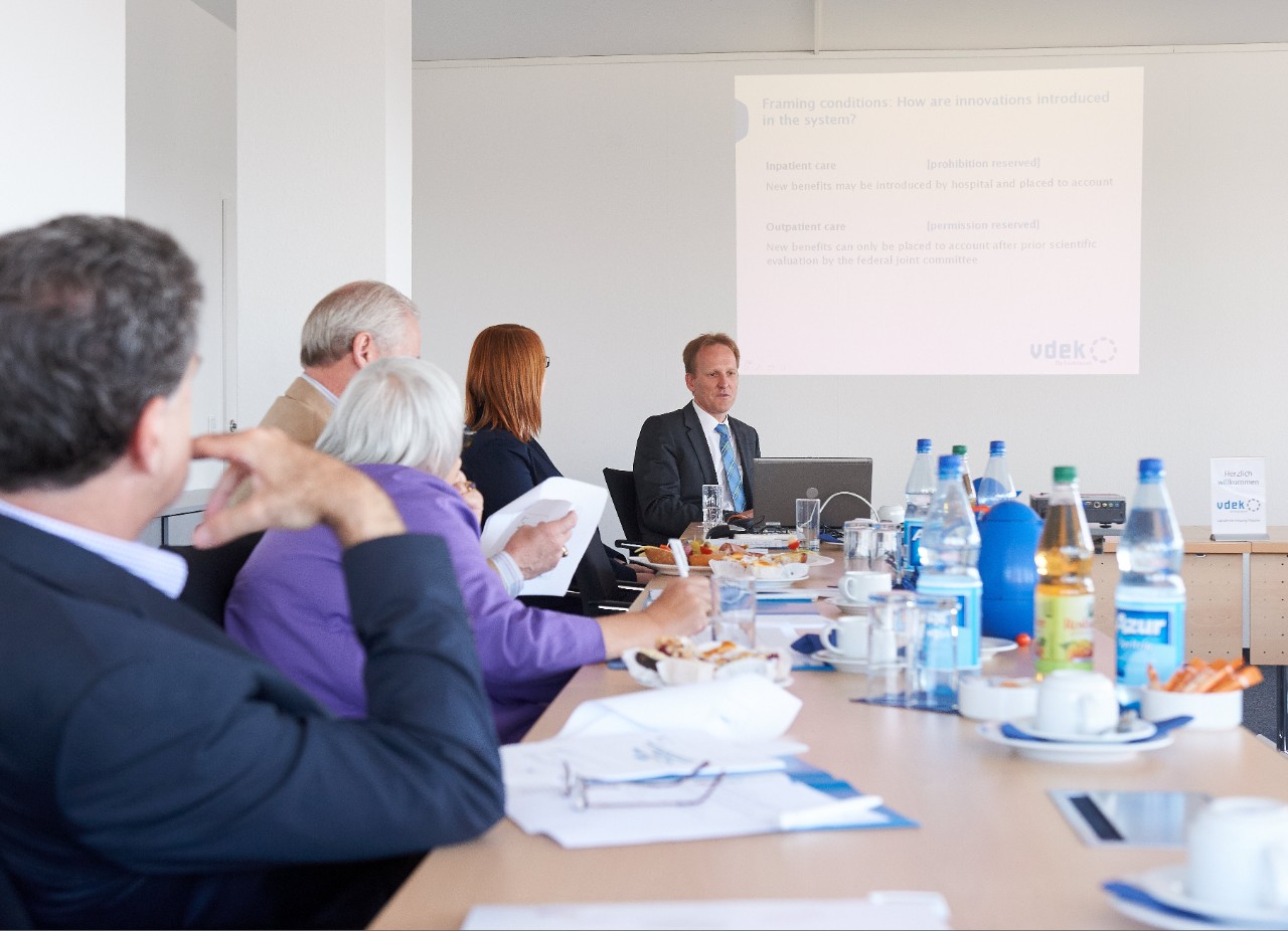 Malte Enderlein, Referatsleiter Selbstverwaltung und Internationales in der vdek-Verbandszentrale Berlin, erkl&auml;rt das deutsche Gesundheitssystem 