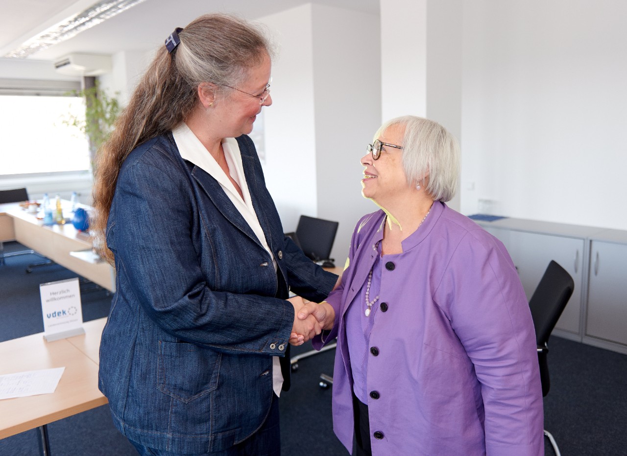Phyllis Borzi, Assistant Secretary of Labor, und Claudia Ackermann, Leiterin der vdek-Landesvertretung Hessen