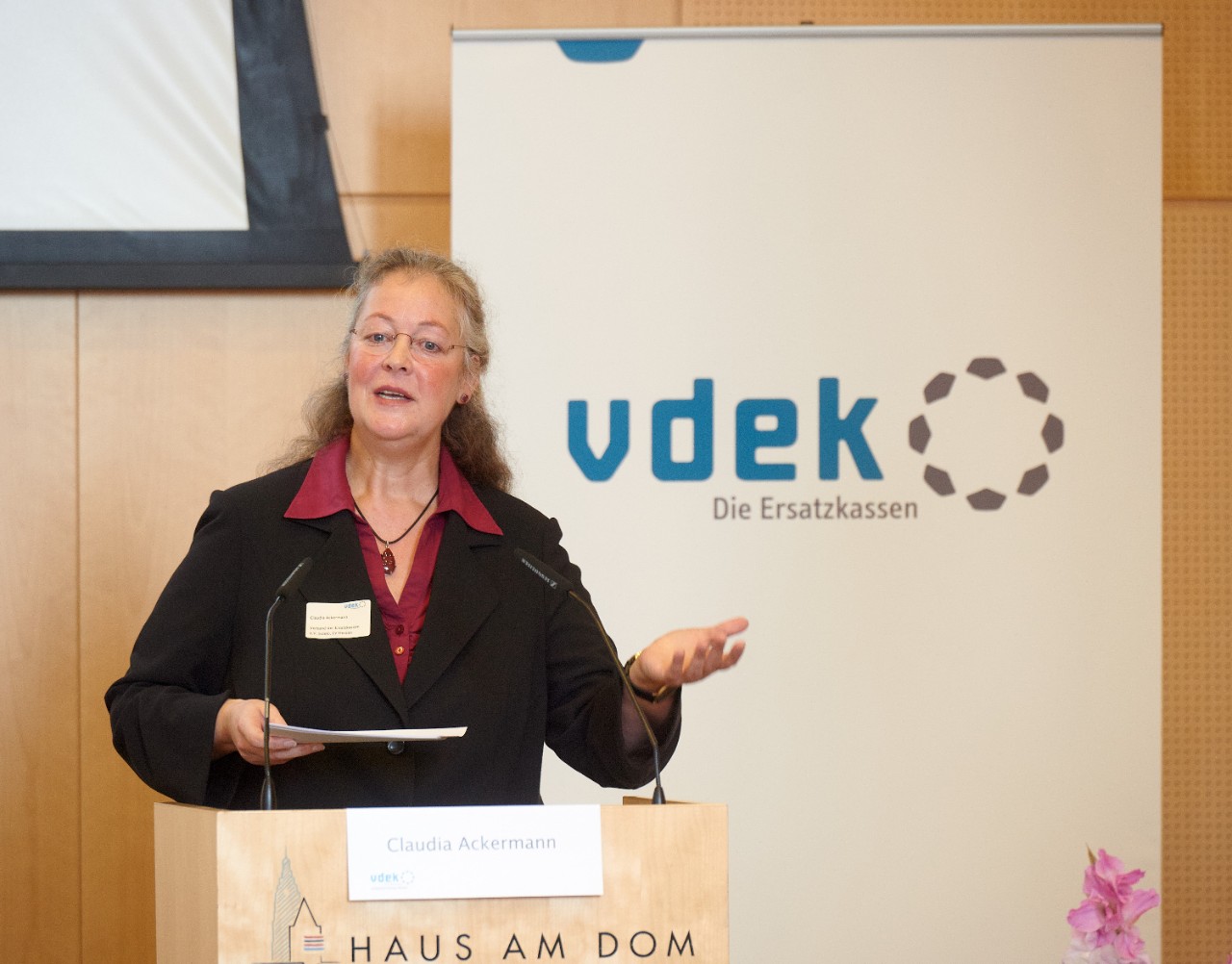 Claudia Ackermann, Leiterin der vdek-Landesvertretung Hessen, am Rednerpult