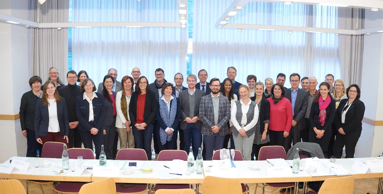 Alle Teilnehmer des 4. Dialogforums Pr&auml;vention (Gruppenaufnahme)